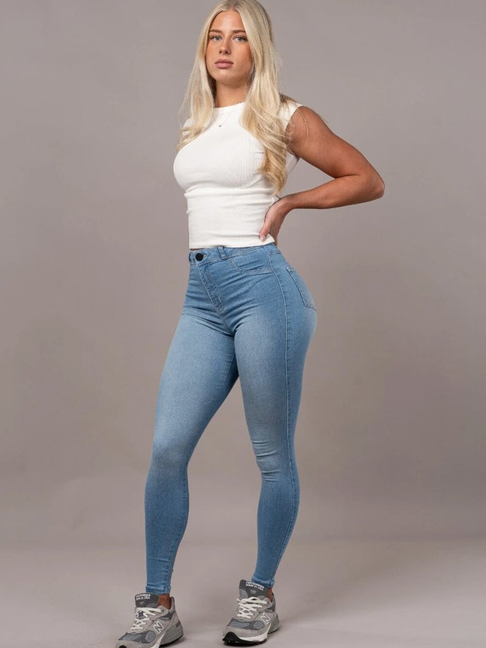 NWT - FIT JEANS Contour V2 Mid-Waisted Artic Light Blue - Size Small